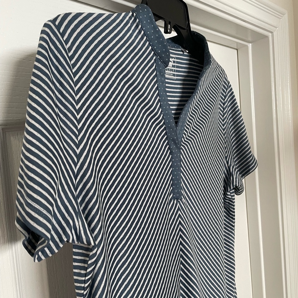 Puma golf short sleeve v neck top size Large- dusty blue and white stripe - Picture 3 of 10